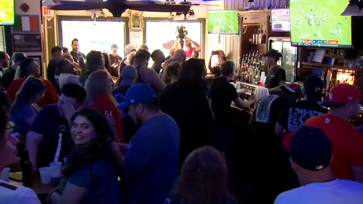 Here's how much a Chicago bar spent after promising to pay everyone's tabs if the Bears lost